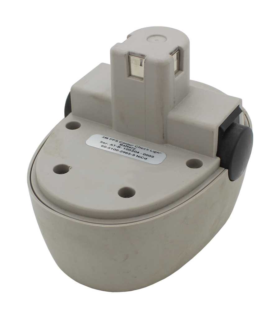 Grauer Akku mit abgerundetem Gehäuse, vier Schraublöchern und seitlichen Kontakten auf weißem Hintergrund