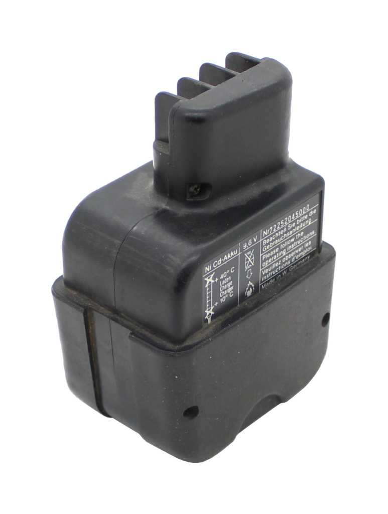 Schwarzer Werkzeugakku mit Steckkontakten oben und seitlichem Etikett, freigestellt auf weißem Hintergrund