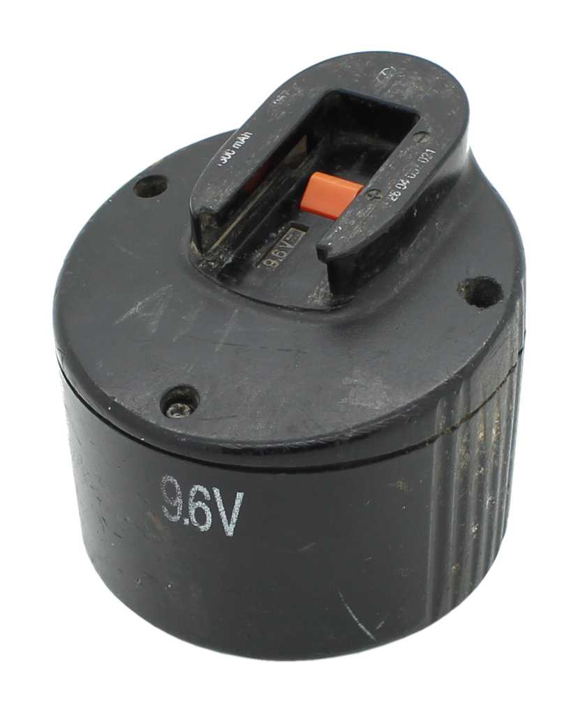 Schwarzer zylindrischer Werkzeugakku mit Aufsatzgriff und orangefarbenem Entriegelungsknopf, seitlich 9.6V Aufdruck