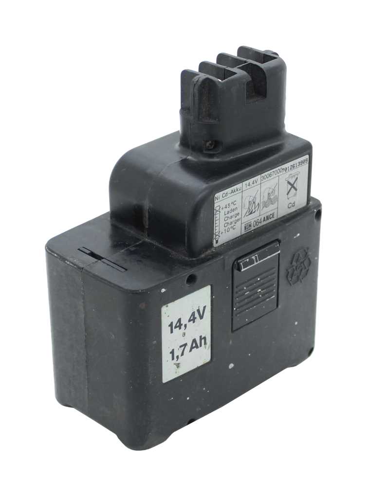 Schwarzer Werkzeugakku mit Steckkontakten oben und seitlicher Entriegelungstaste, mit Gebrauchsspuren auf Gehäuse