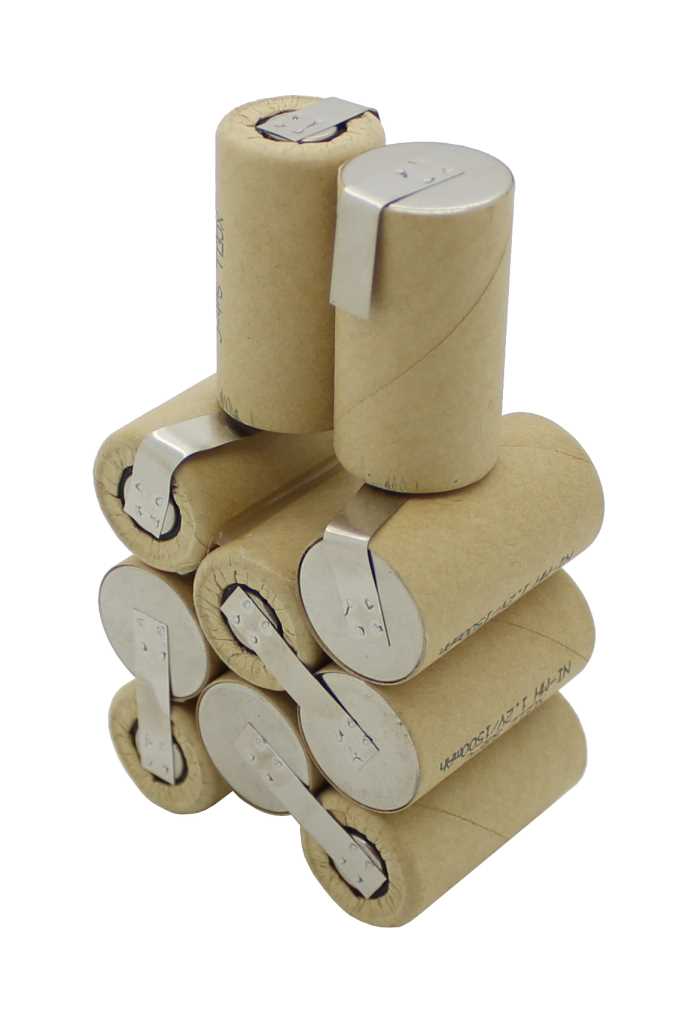 Acht zylindrische Akkuzellen im Stapel, braun ummantelt, mit angeschweißten Metalllaschen auf weißem Hintergrund