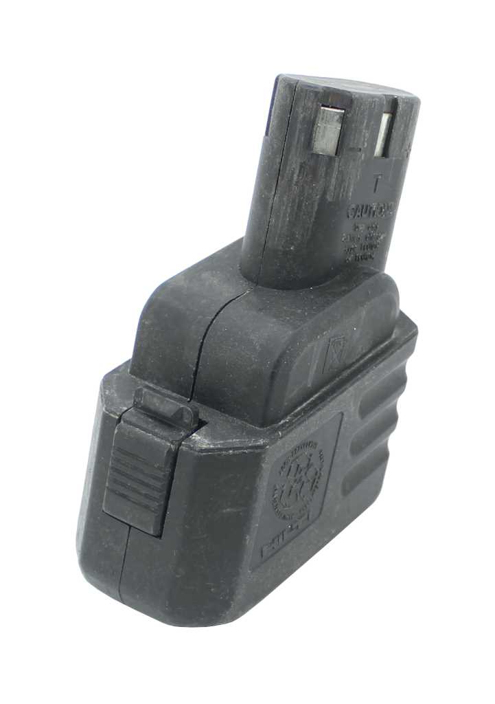 Schwarzer Werkzeugakku mit Rastknopf und Metallkontakten, seitliche Griffmulden, freigestellt auf weißem Hintergrund