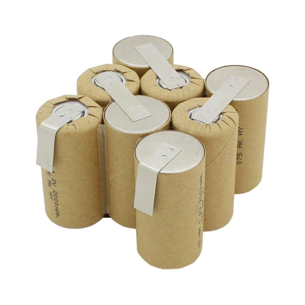 Batteriezellenpaket aus sieben zylindrischen Zellen mit Lötfahnen, in Pappe ummantelt, freigestellt auf Weiß