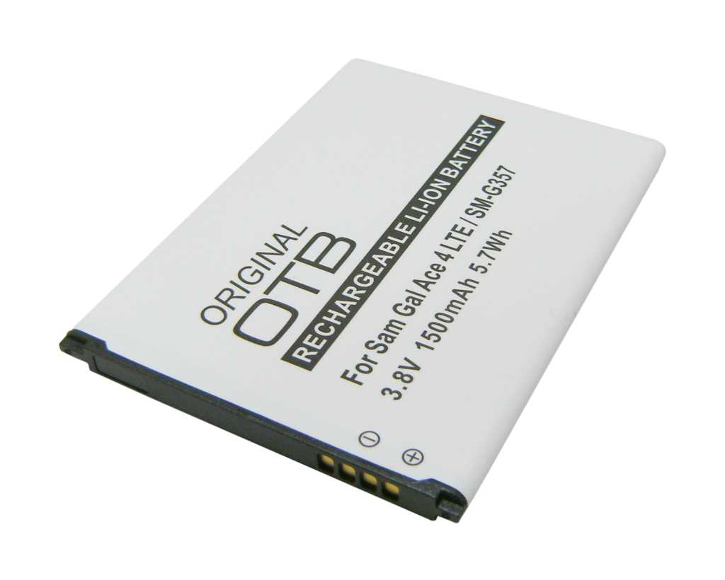 Weißer Smartphone-Akku mit schwarzen Kanten und sichtbaren Kontaktpins, schräg auf weißem Hintergrund