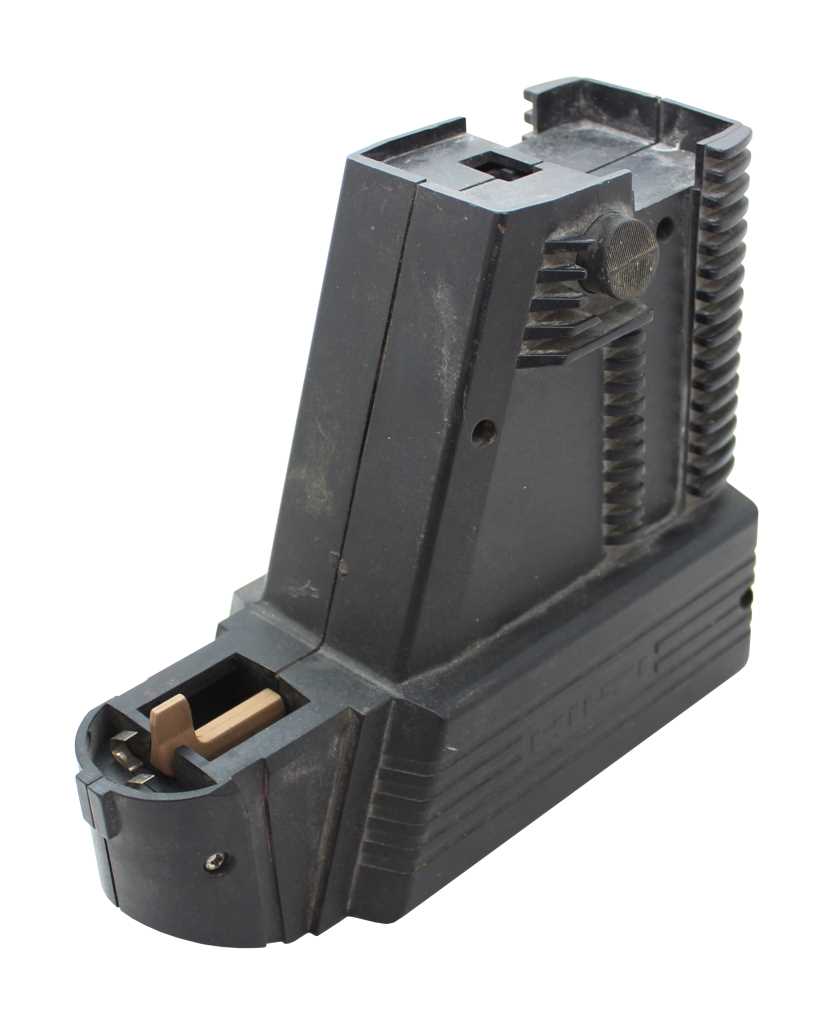 Schwarzer Werkzeugakku mit Kontakten und seitlichem Drehrad, schräg von vorn auf weißem Hintergrund